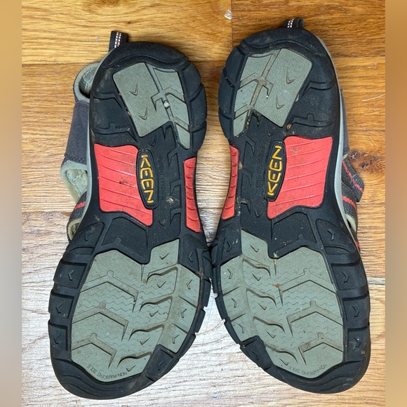 Women’s Keen size 8.5 sandals - Picture 2 of 3